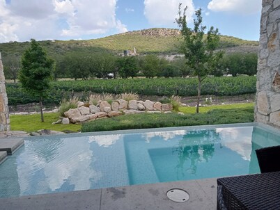 Spectacular house surrounded by vineyards, ideal to enjoy with family or friends.