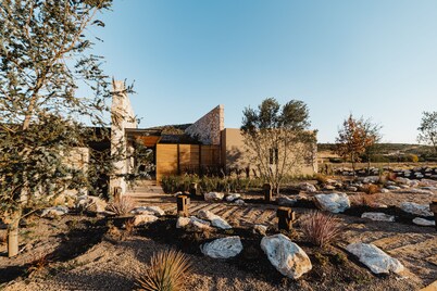 Spectacular house surrounded by vineyards, ideal to enjoy with family or friends.