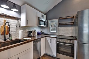 Fridge, microwave, oven, stovetop - Nest Loft House Rutland VT | Cozy ski base near Killington & Pico (Rutland)