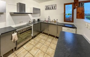 Fridge, microwave, oven, stovetop - Gite Grande Capacité (Montpinchon)