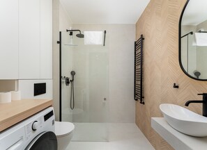 Dusche, kostenlose Toilettenartikel, Haartrockner, Handtücher
