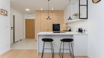 Fridge, oven, stovetop, dishwasher