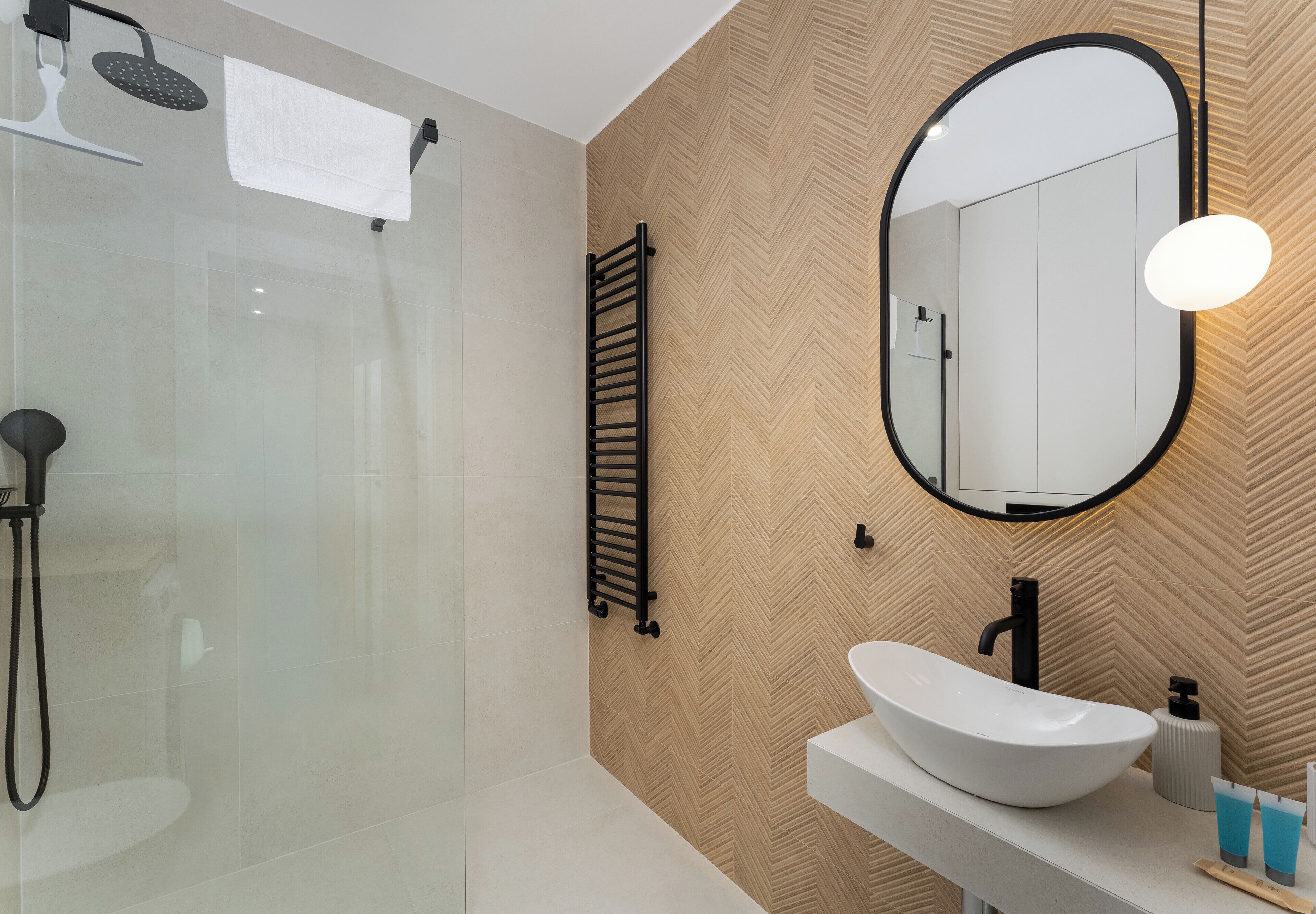 Een douche, een haardroger, handdoeken