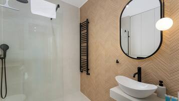 Een douche, een haardroger, handdoeken