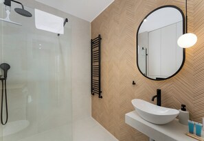 Douche, sèche-cheveux, serviettes fournies