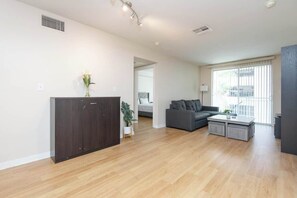 TV, offices - Modern DTLA Apt w/ Pool, Spa & Great Views (Los Angeles)