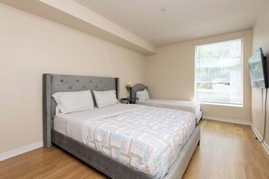 2 bedrooms, iron/ironing board, WiFi, bed sheets - Modern DTLA Apt w/ Pool, Spa & Great Views (Los Angeles)
