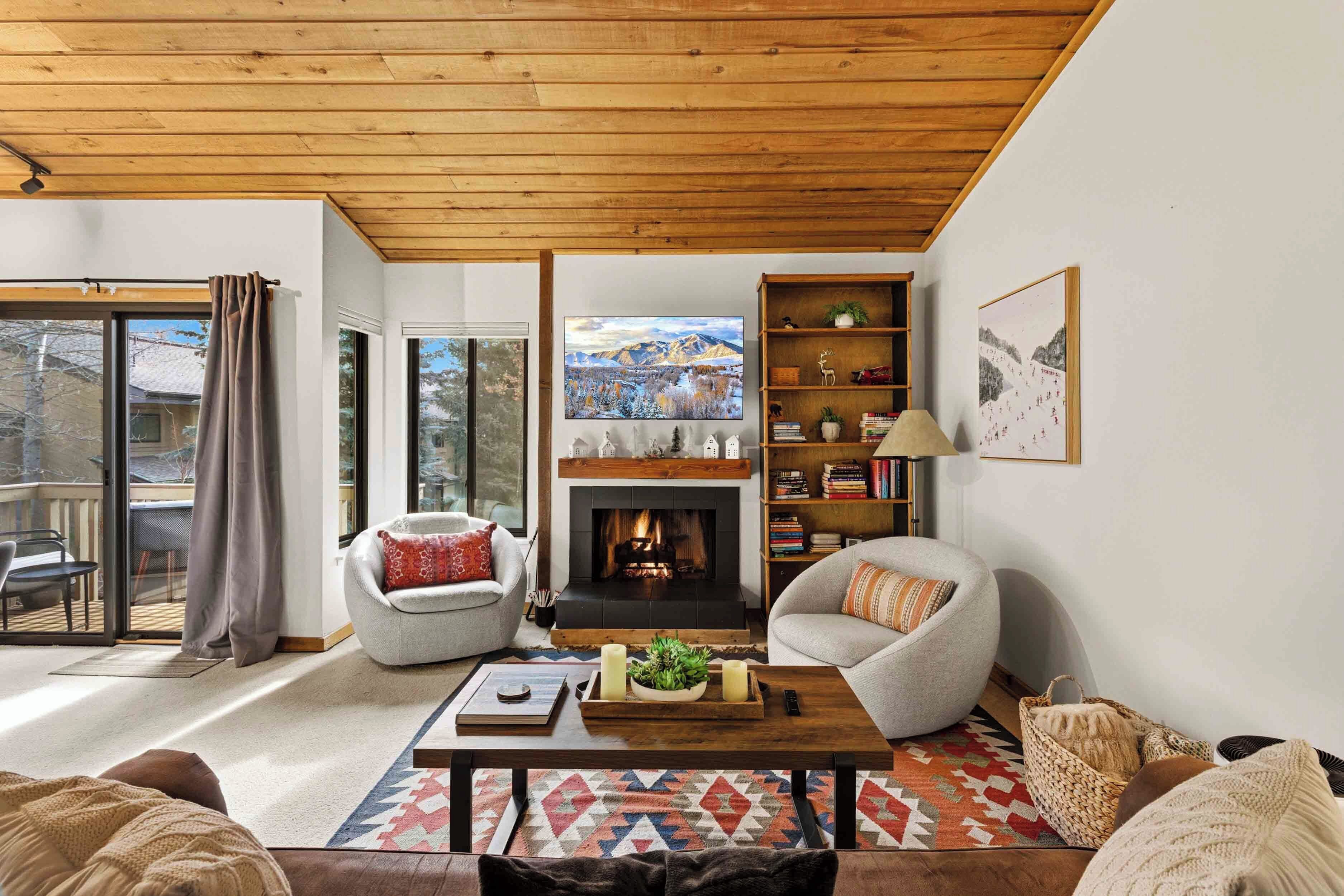 Smart TV, fireplace, books, stereo