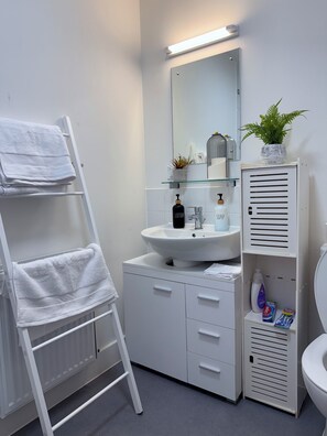 Secadora de cabello, toallas, jabón, papel de baño 