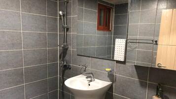 Hårtork, handdukar, tvål och schampo