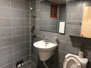 Hair dryer, towels, soap, shampoo - Rich House Dongdaemun (Seoul)