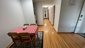 Zona de dinar amb estovater de cuadros, cadires de fusta i terra de rajola.