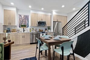Wasserkocher mit Kaffee-/Teezubehör, Kühlschrank, Mikrowelle, Ofen