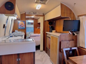 3 bedrooms, desk, iron/ironing board, free WiFi - Secluded Private Retreat with Cabin & Vintage Airstream (Alpine)