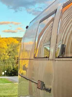 Property grounds - Secluded Private Retreat with Cabin & Vintage Airstream (Alpine)