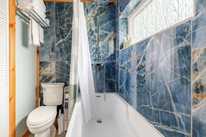 Hiustenkuivaaja, pyyhkeet, saippua, vessapaperi