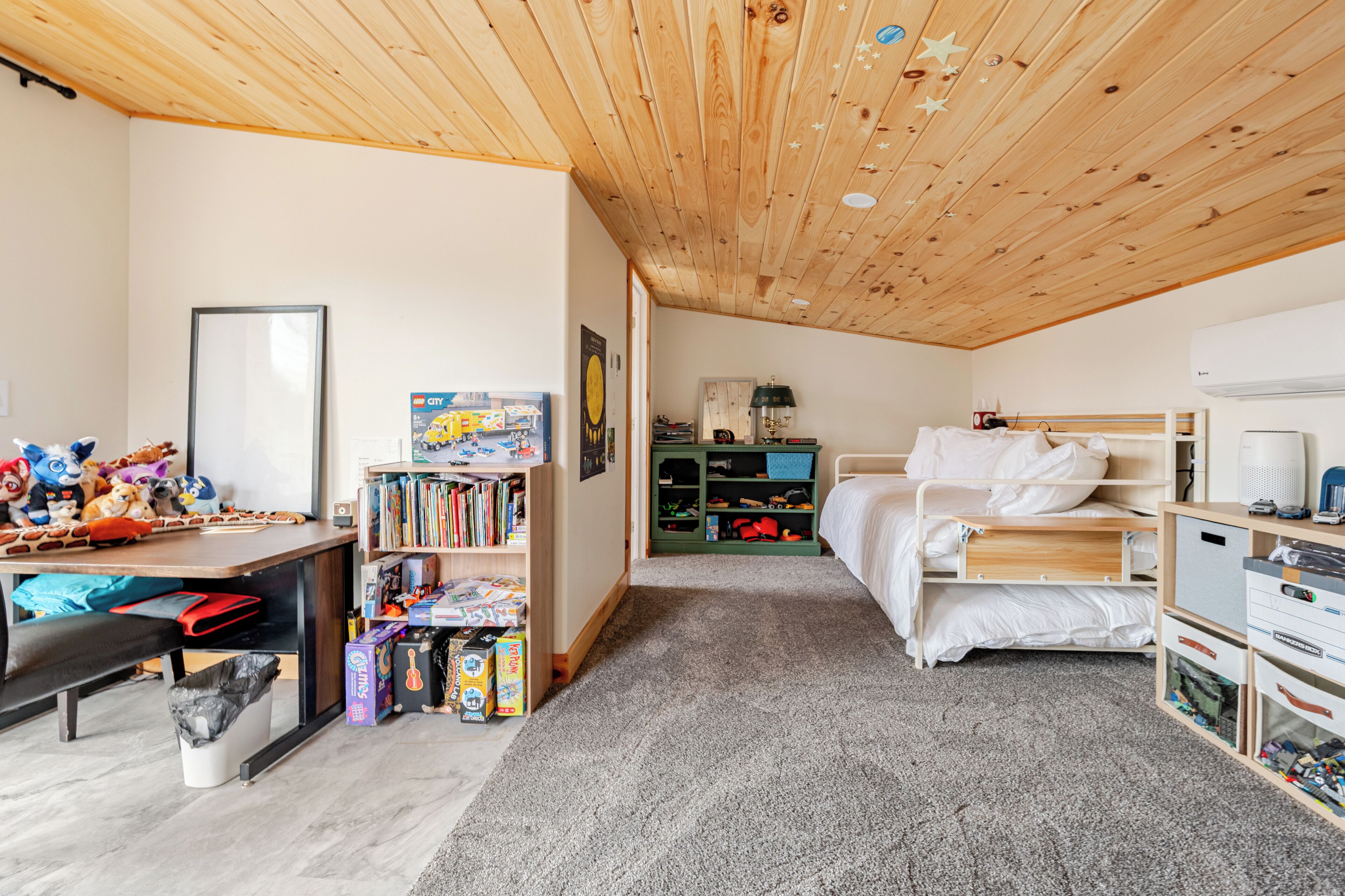 3 bedrooms, desk, iron/ironing board, WiFi (free)