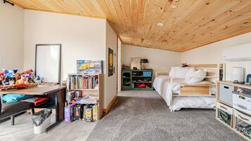 3 bedrooms, desk, iron/ironing board, WiFi (free)