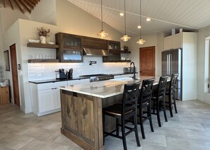 Microondas, horno, placa de cocina y lavavajillas