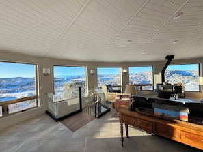 Una televisión, una chimenea