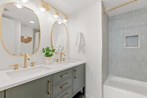 Douche, sèche-cheveux, serviettes fournies