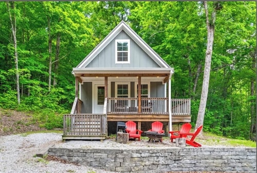 Quaint cottage with 3 queen beds and screened porch.