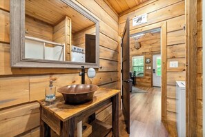 Interior - Quaint cottage with 3 queen beds and screened porch. (Crofton)