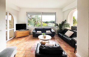 TV - Gorgeous home in Les Issambres (les Issambres)