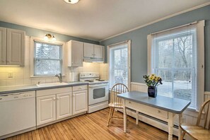 Fridge, microwave, oven, stovetop - Relaxing Getaway Near Everything (Kennebunk)