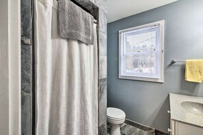 Shower, towels, shampoo - Relaxing Getaway Near Everything (Kennebunk)
