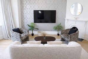 Een smart-tv, boeken en een stereo