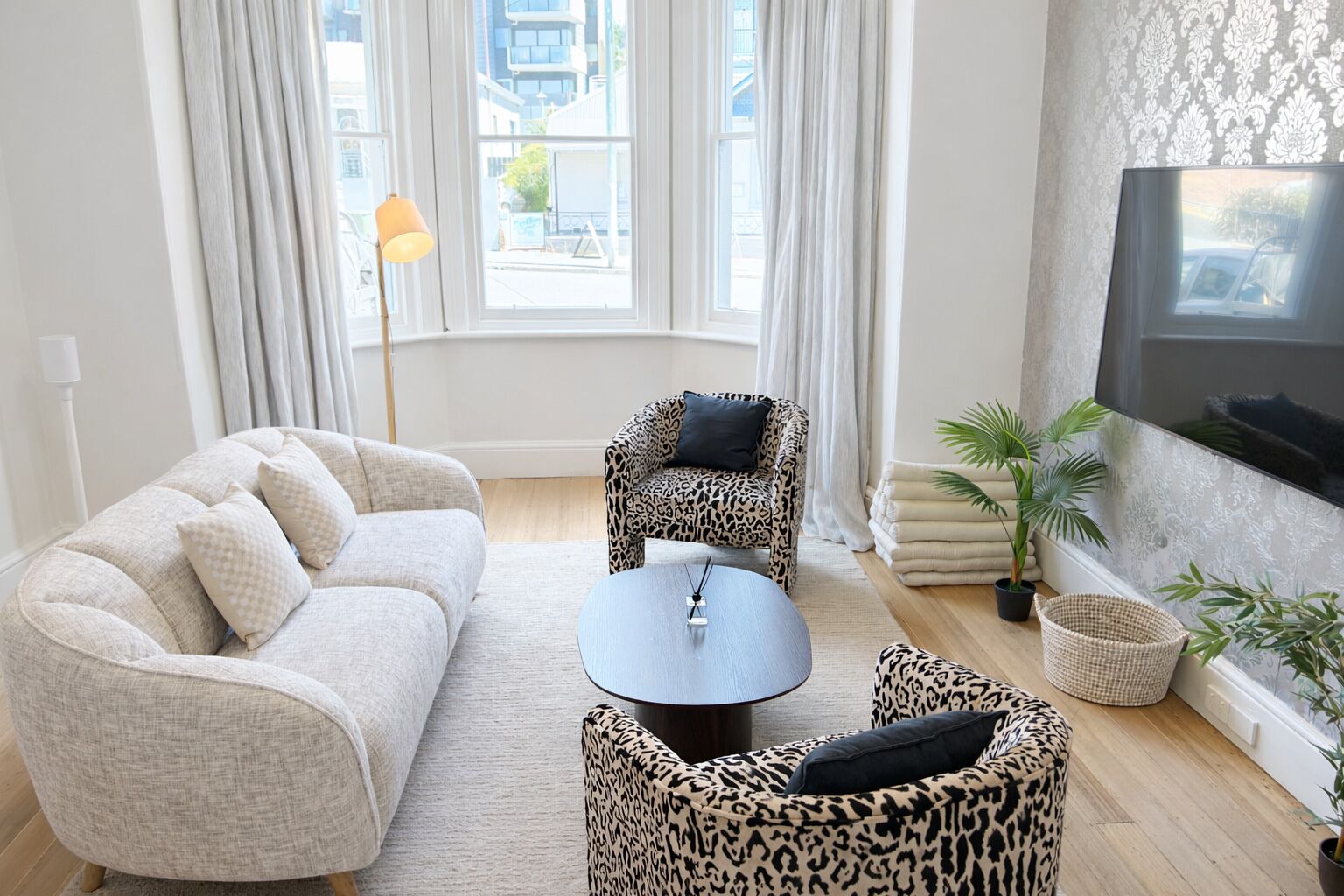 Een smart-tv, boeken en een stereo