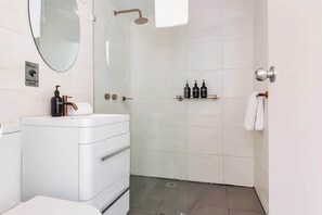 Douche, sèche-cheveux, serviettes fournies, savon