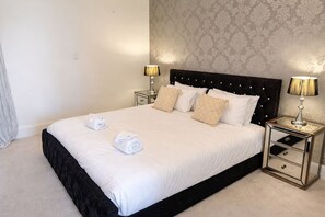 2 slaapkamers, een bureau, een strijkplank/strijkijzer, reisbedje