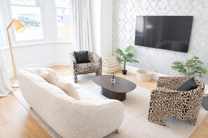 Smart-TV, Bücher, Stereoanlage