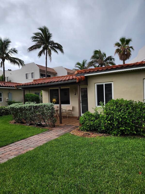 Exterior - Oceanfront & Intracostal Private Villa Steps From the Beach (Hillsboro Beach)