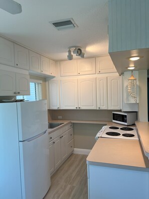 Mikroaaltouuni, uuni, liesi, astianpesukone