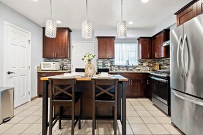 Fridge, microwave, oven, stovetop - Convenient Home Easy Access to LA,Near Pasadena&210 Fwy (Arcadia)
