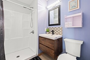 Shower, hair dryer, bidet, towels - Convenient Home Easy Access to LA,Near Pasadena&210 Fwy (Arcadia)