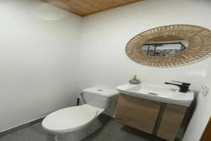 Een douche, een haardroger, handdoeken, zeep