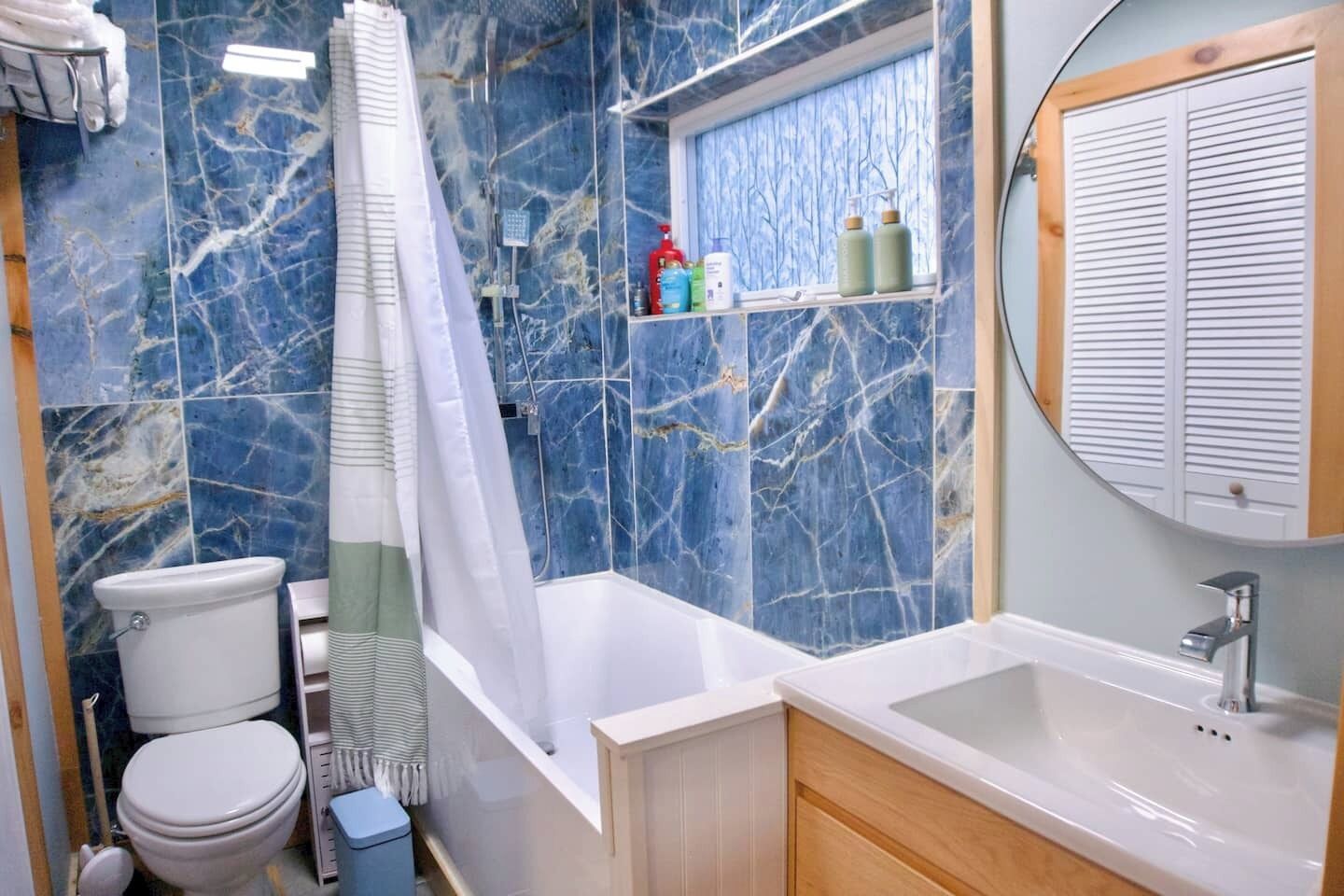 Secador de pelo, toallas, jabón, papel higiénico