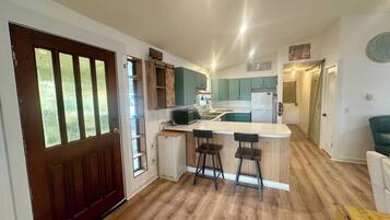 KĂŒhlschrank, Mikrowelle, Ofen, Herdplatte