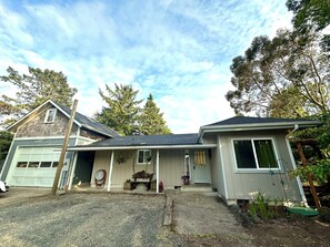 Exterior - Delightful 2-bedroom house in Long Beach perfect for your getaway (Long Beach)