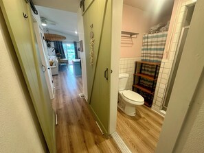 Bathroom - Delightful 2-bedroom house in Long Beach perfect for your getaway (Long Beach)