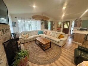 Living area - Delightful 2-bedroom house in Long Beach perfect for your getaway (Long Beach)