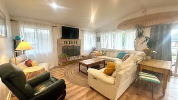 Älytelevisio, takka, DVD-soitin, kirjoja