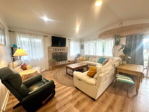 Smart-TV, Kamin, DVD-Player, Bücher