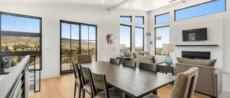 Luxury House, 5 Bedrooms, Lake View, Mountainside | Living area