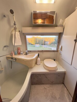 Sèche-cheveux, serviettes fournies, savon, shampoing