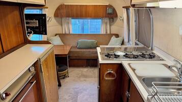 Een koelkast, een oven, een kookplaat, een koffiezetapparaat/waterkoker